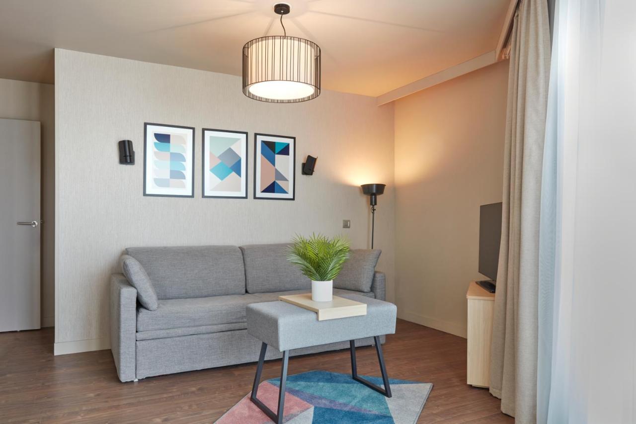 Superior One-Bedroom Apartment Balcony,1142179957:JPEG